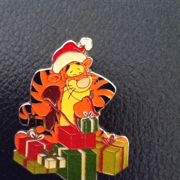 DISNEY CHRISTMAS TIGGER WITH PRESANTS - Picture 2 of 5